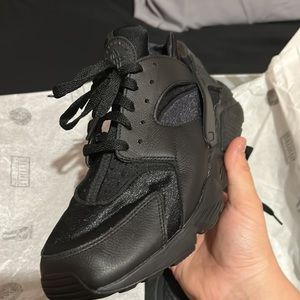 Size 12 huaraches fits like a 10.5 only worn 5x on concrete no heel drag